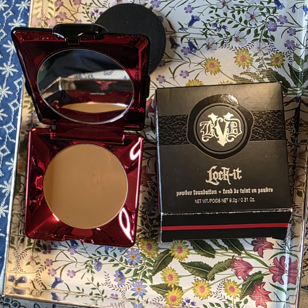 Kat Von D Lock-It Powder Foundation Rich Deep 220 - Picture 2 of 4